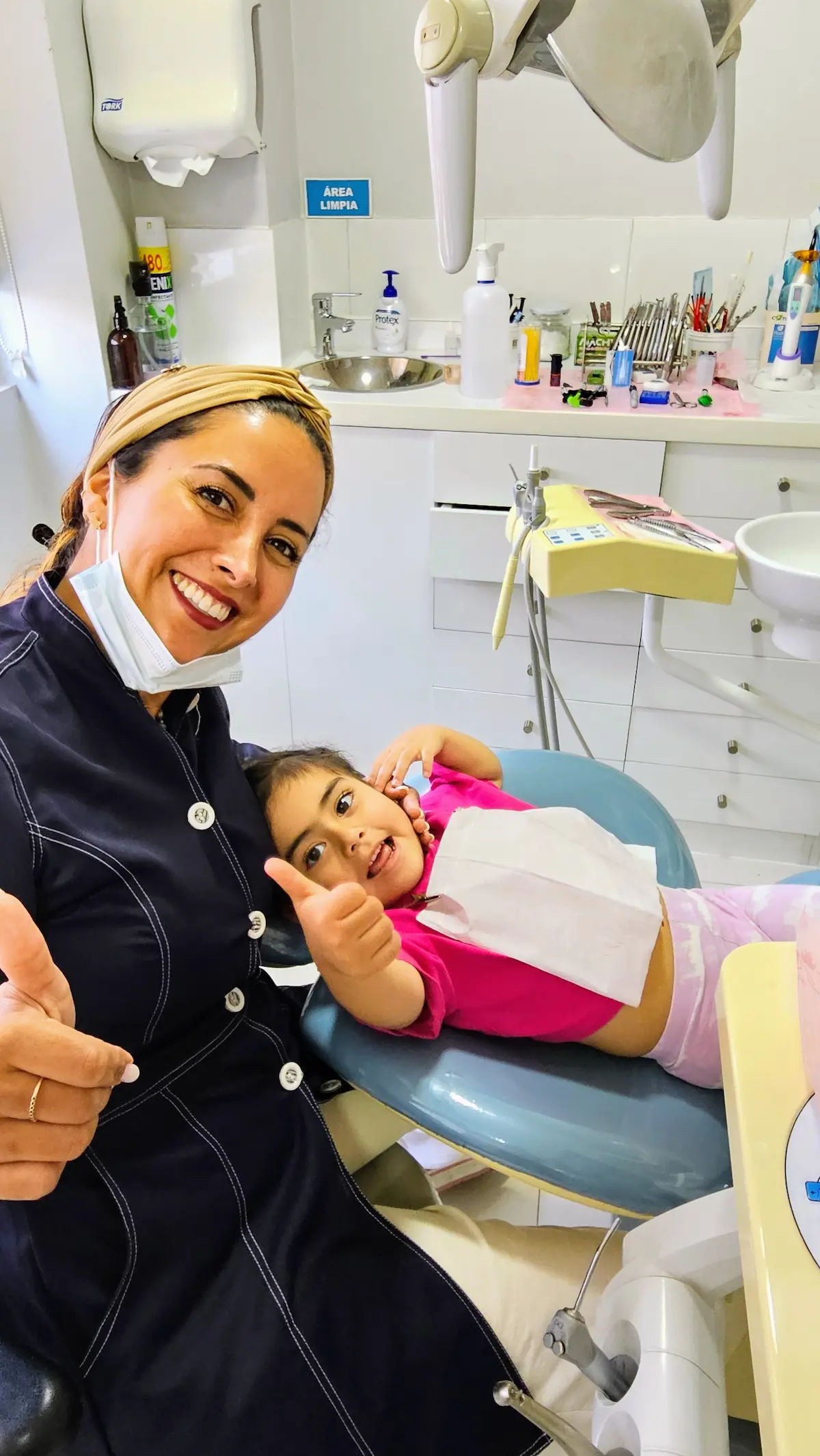 Dra. Ángela Barrera atendiendo a una paciente en AB Dental, San Miguel